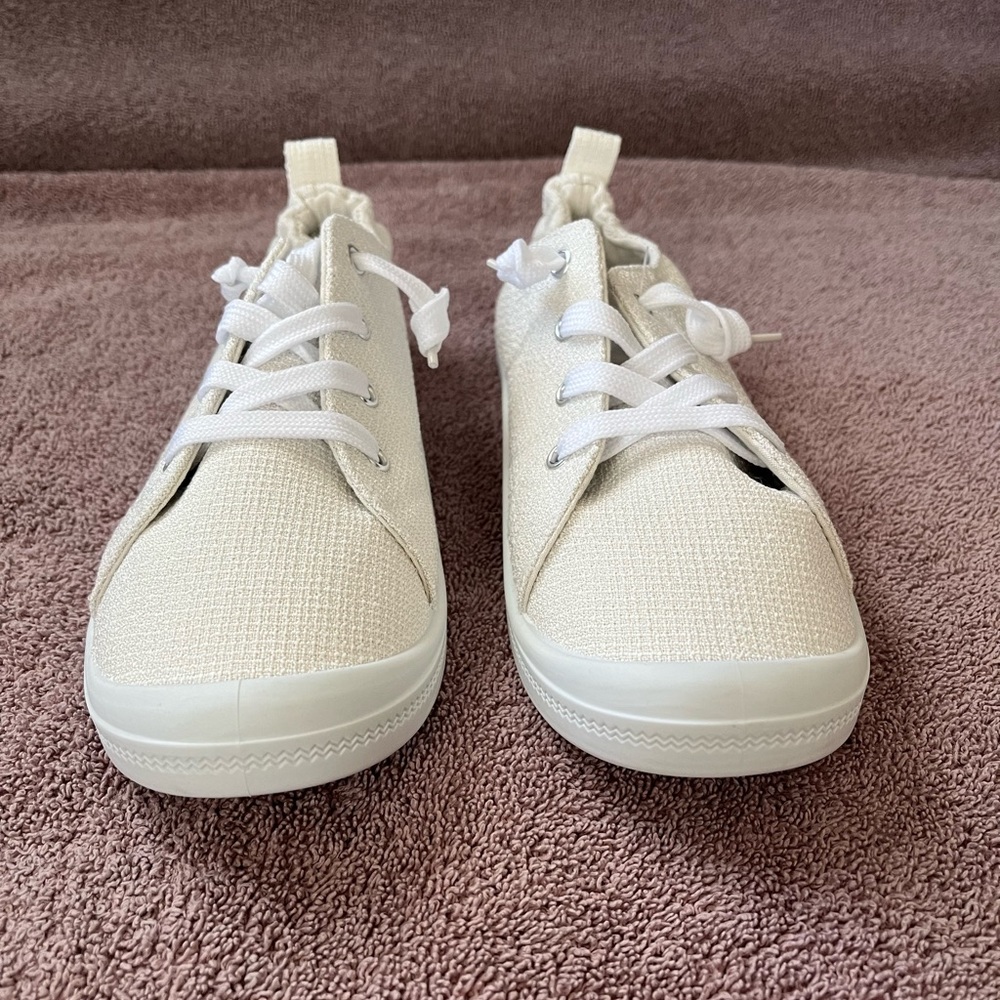 Women’s size 6 tan With white casual shoes